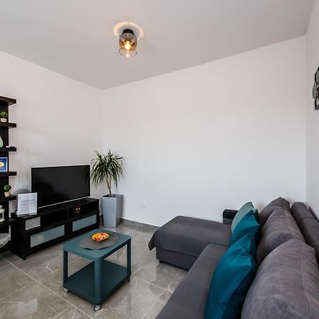 Apartmani Ujakovic Каштела Экстерьер фото