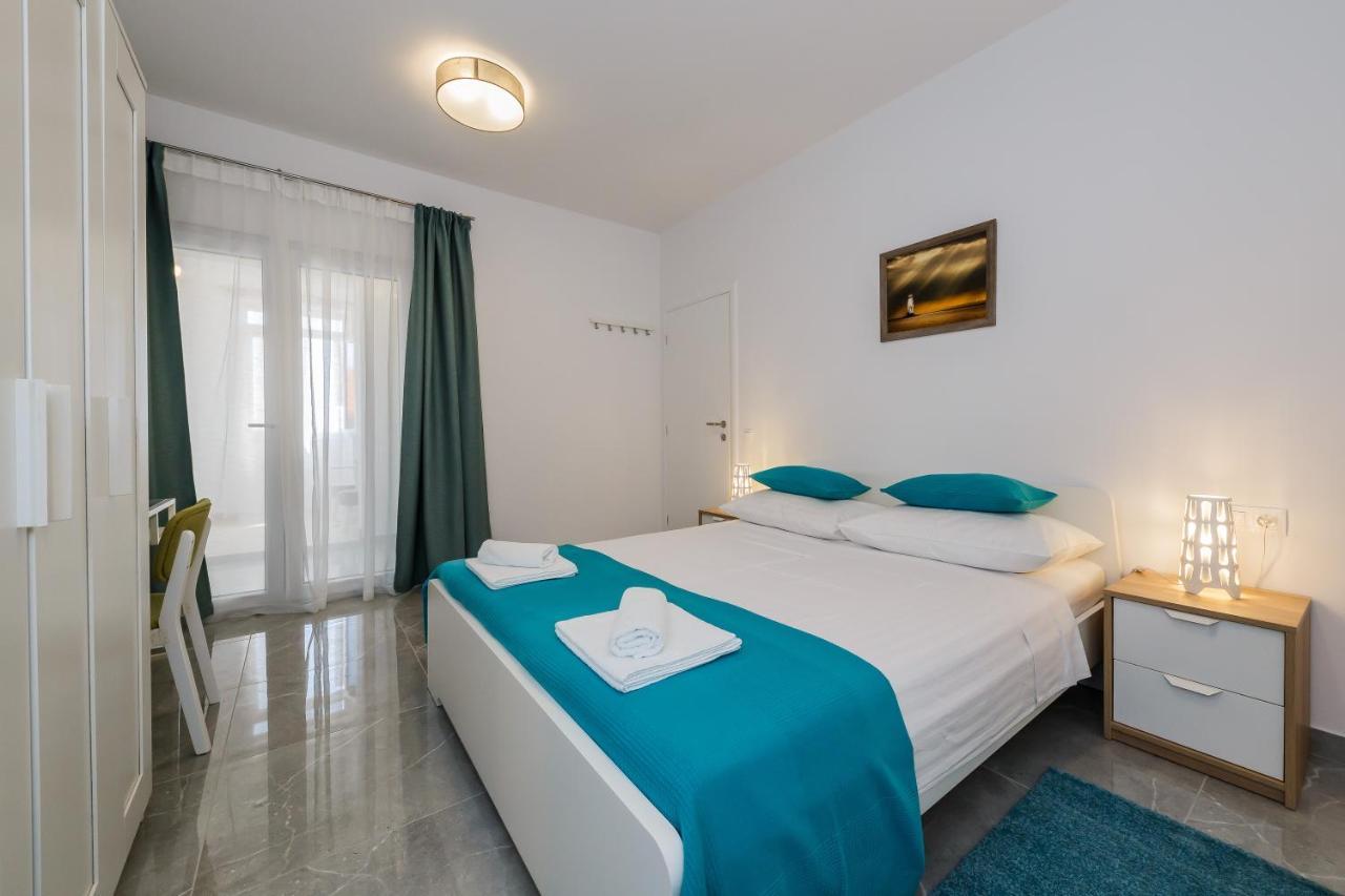 Apartmani Ujakovic Каштела Экстерьер фото