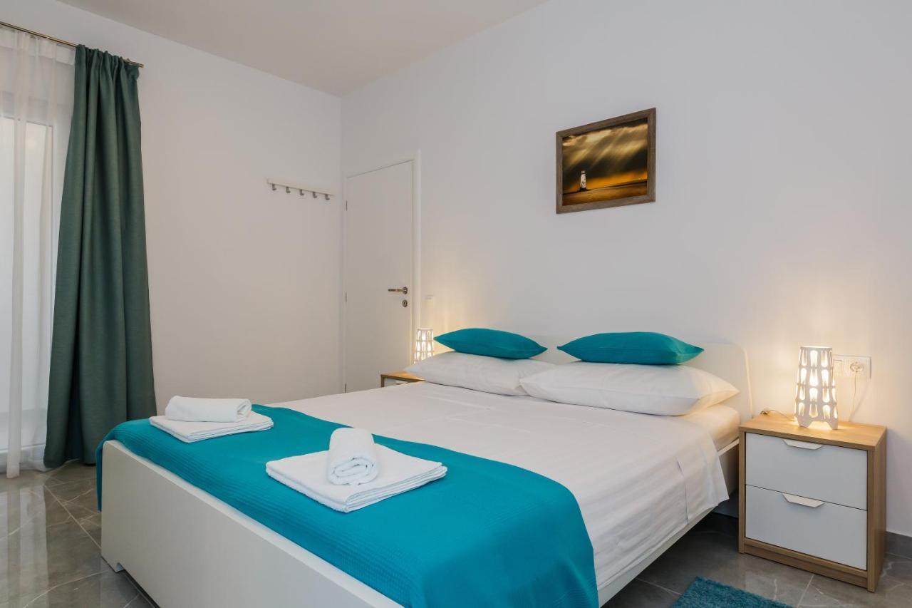 Apartmani Ujakovic Каштела Экстерьер фото