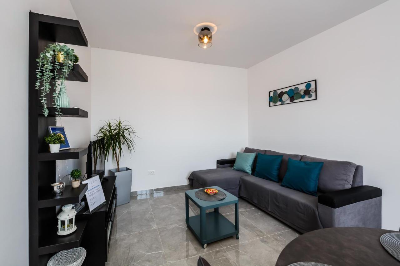 Apartmani Ujakovic Каштела Экстерьер фото