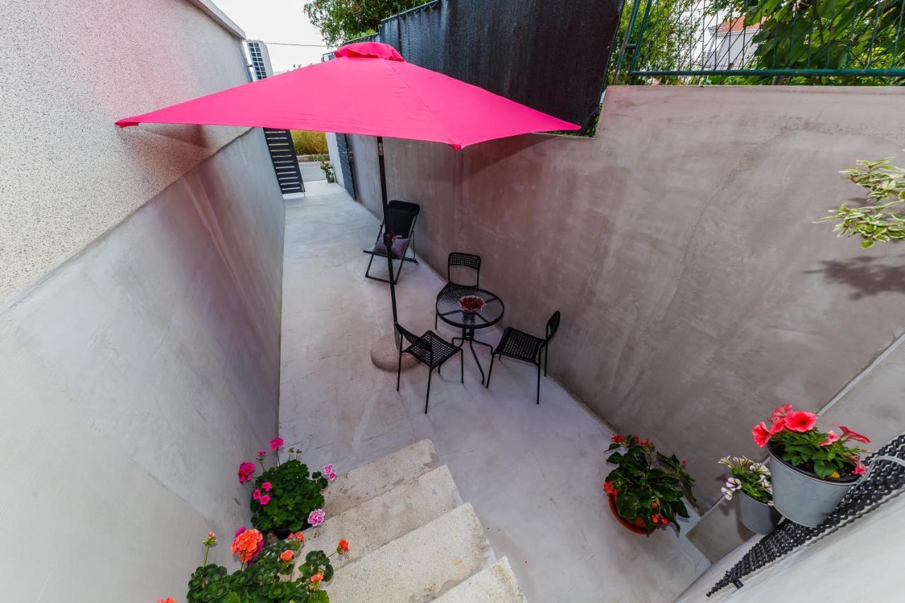 Apartmani Ujakovic Каштела Экстерьер фото