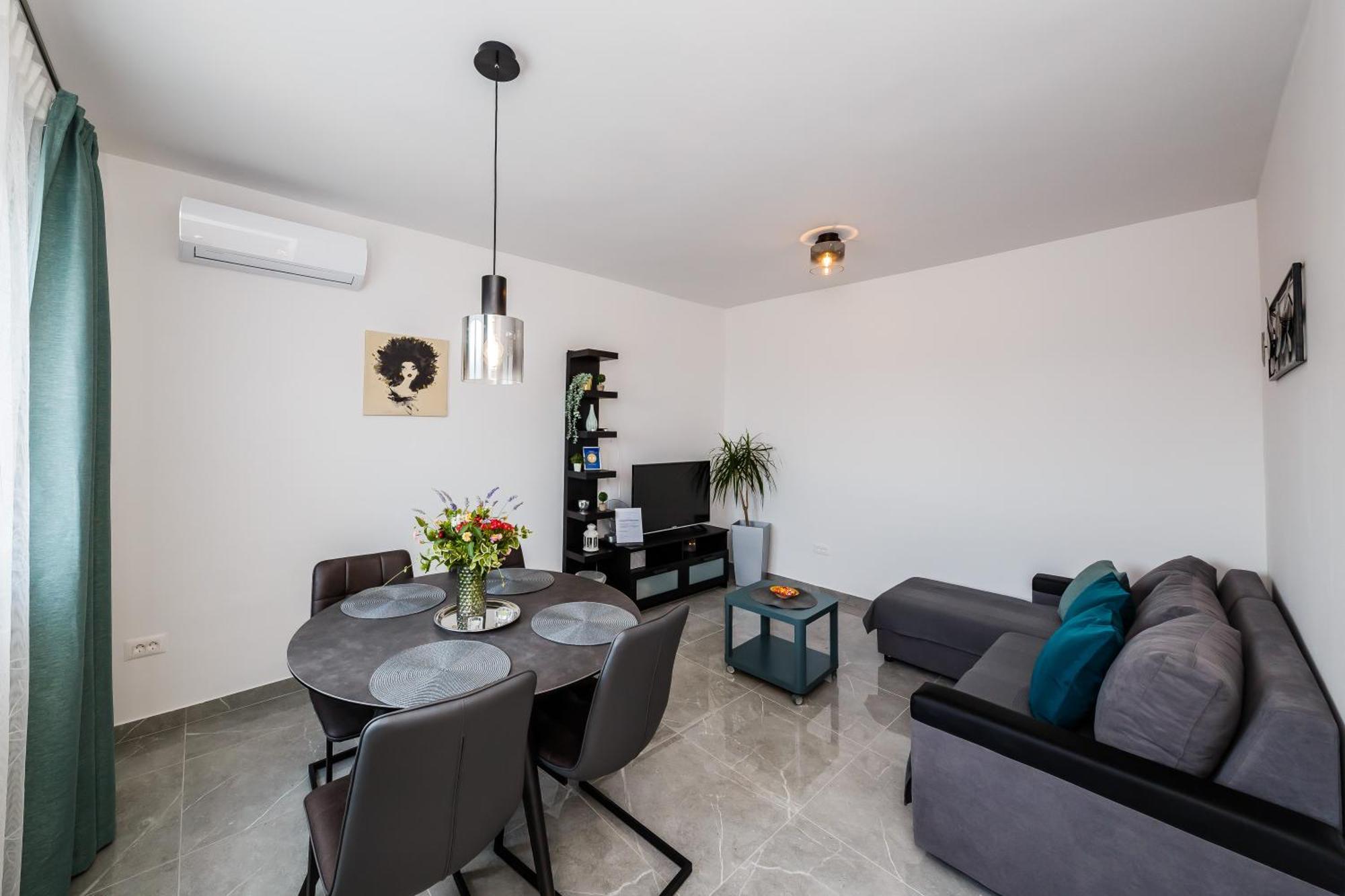 Apartmani Ujakovic Каштела Экстерьер фото