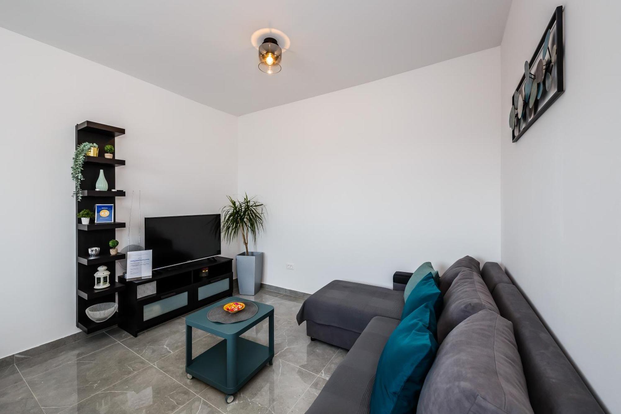 Apartmani Ujakovic Каштела Экстерьер фото