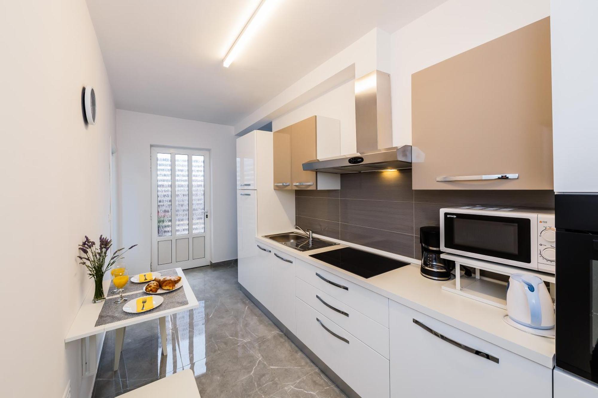 Apartmani Ujakovic Каштела Экстерьер фото