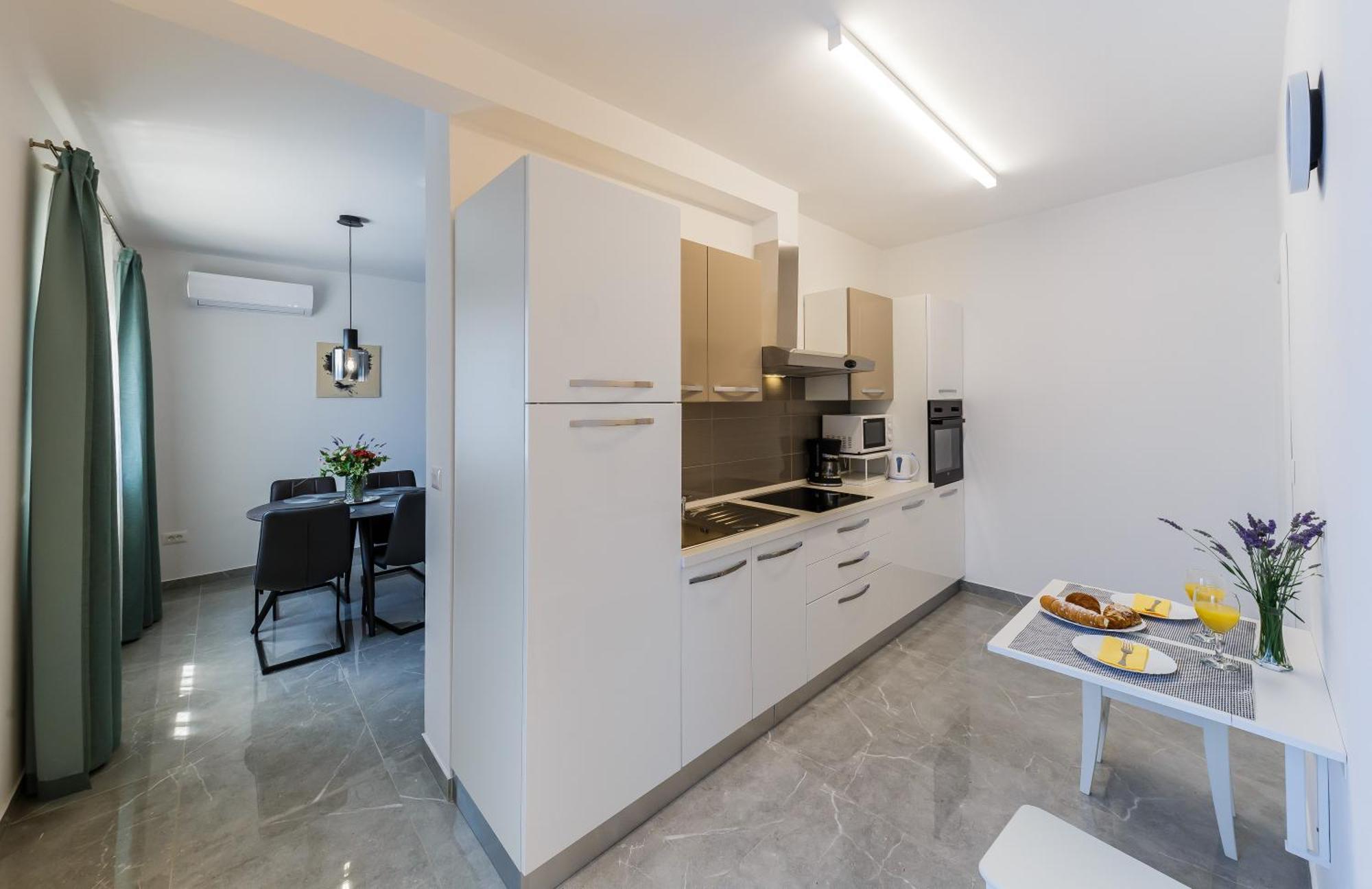 Apartmani Ujakovic Каштела Экстерьер фото