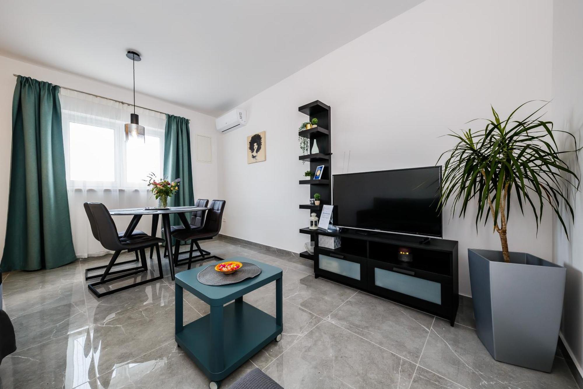Apartmani Ujakovic Каштела Экстерьер фото