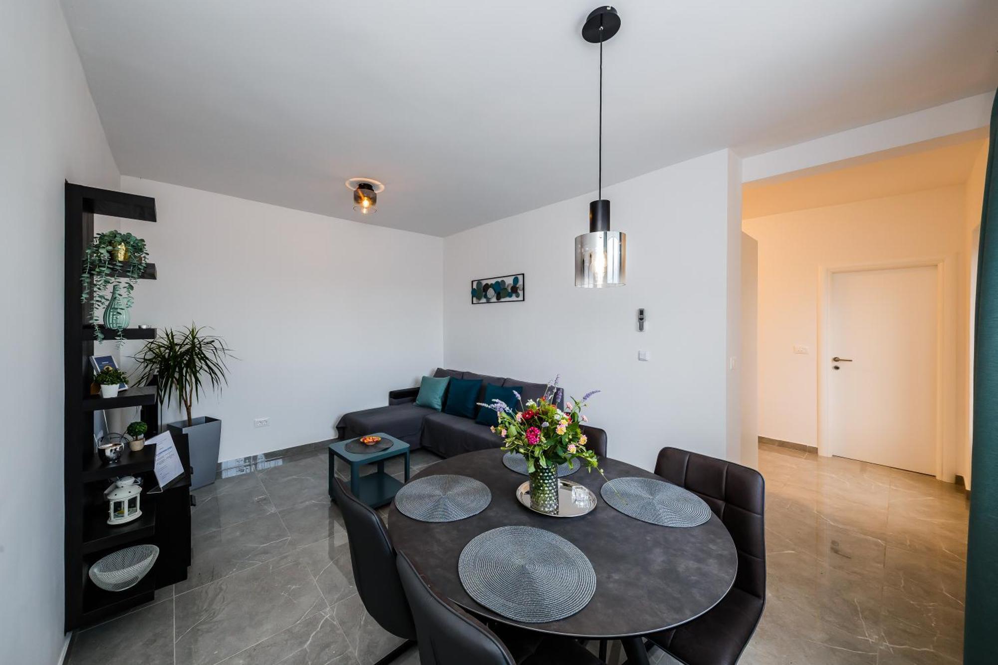 Apartmani Ujakovic Каштела Экстерьер фото