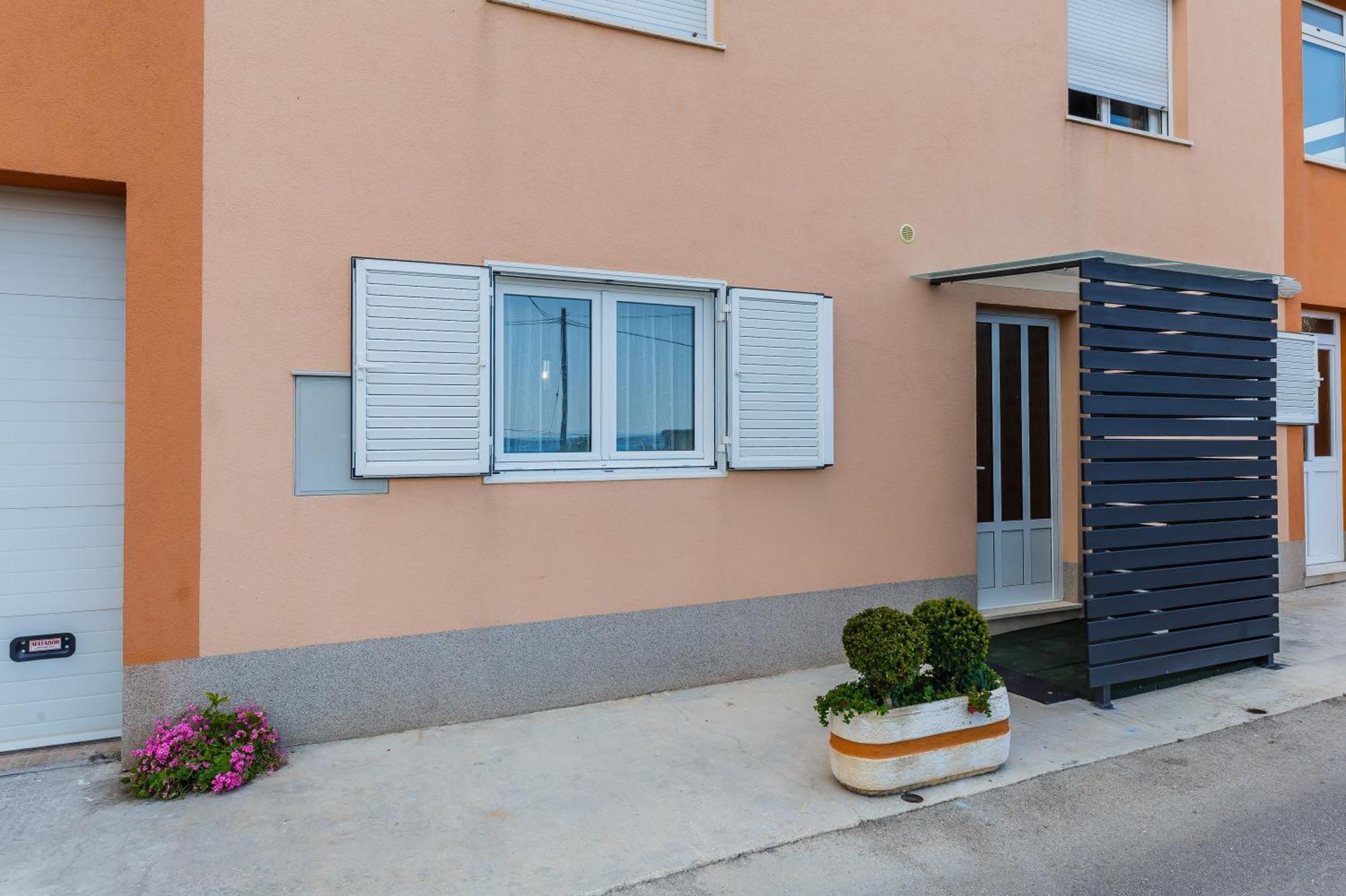 Apartmani Ujakovic Каштела Экстерьер фото