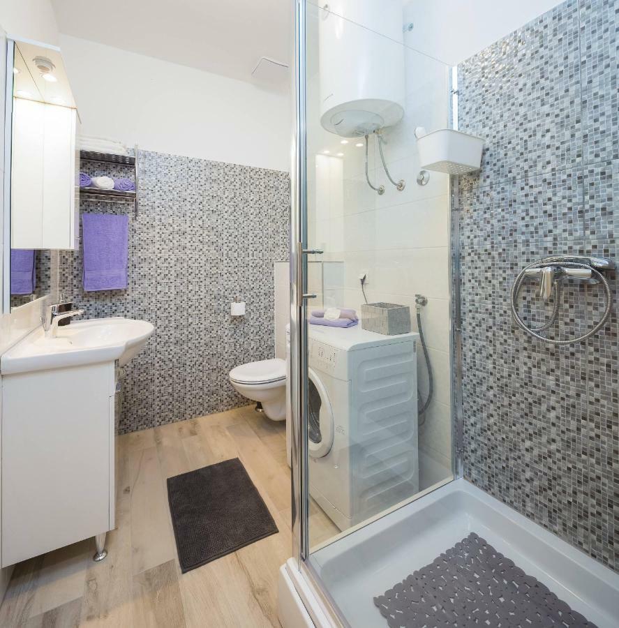 Apartmani Ujakovic Каштела Экстерьер фото