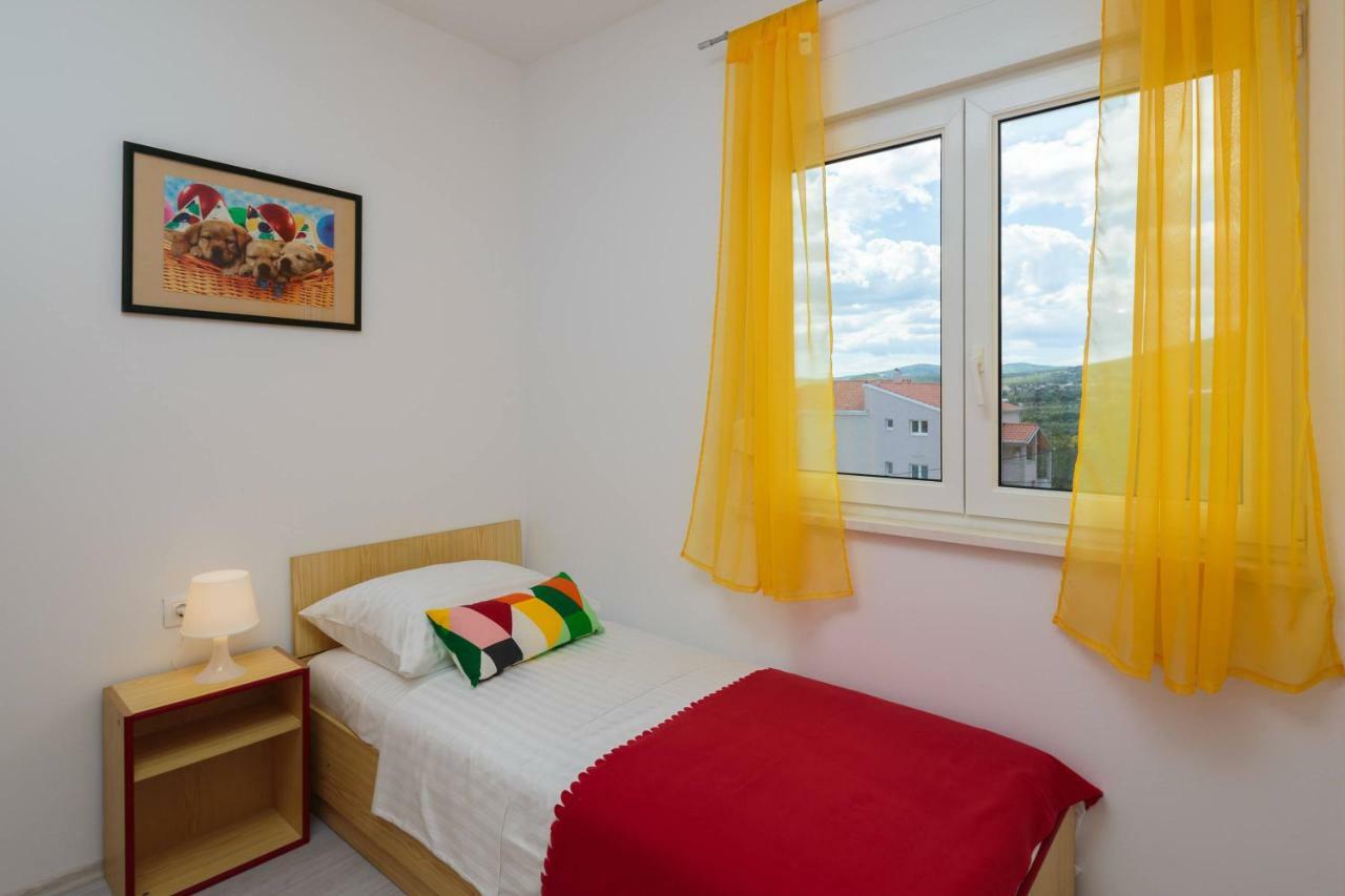 Apartmani Ujakovic Каштела Экстерьер фото