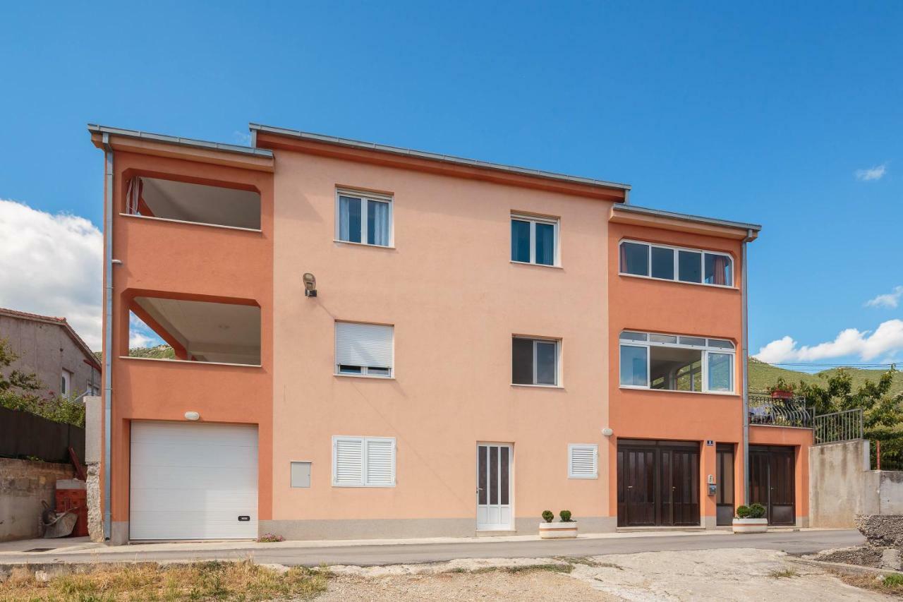 Apartmani Ujakovic Каштела Экстерьер фото