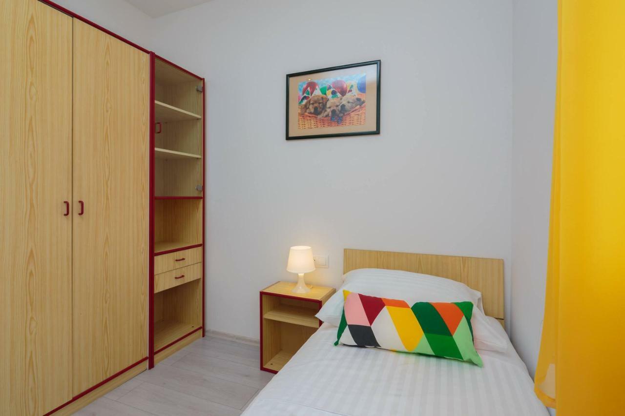 Apartmani Ujakovic Каштела Экстерьер фото