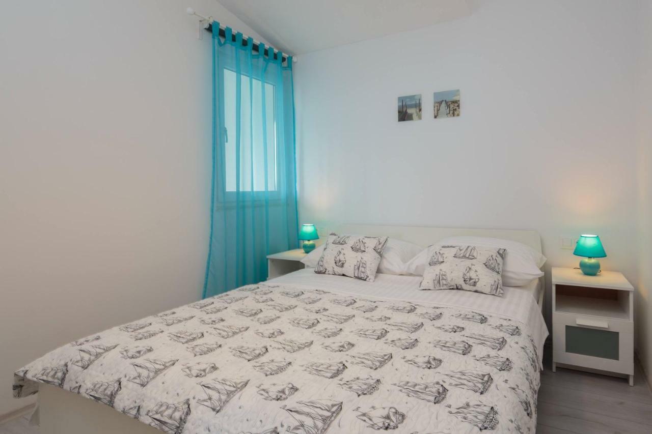 Apartmani Ujakovic Каштела Экстерьер фото