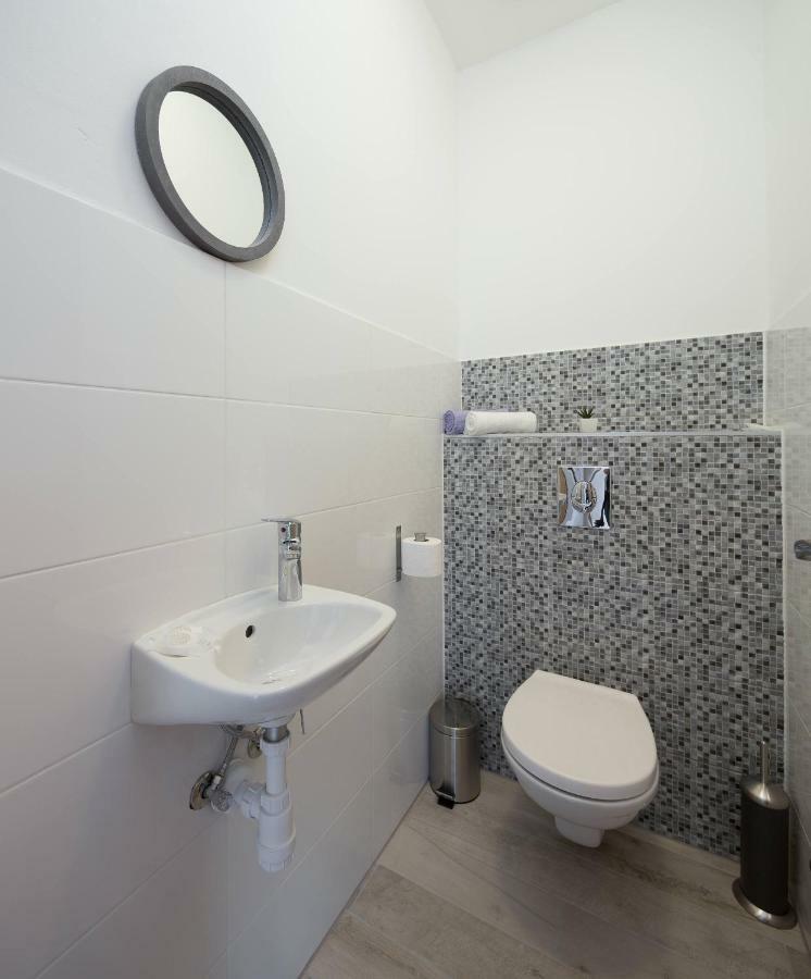 Apartmani Ujakovic Каштела Экстерьер фото