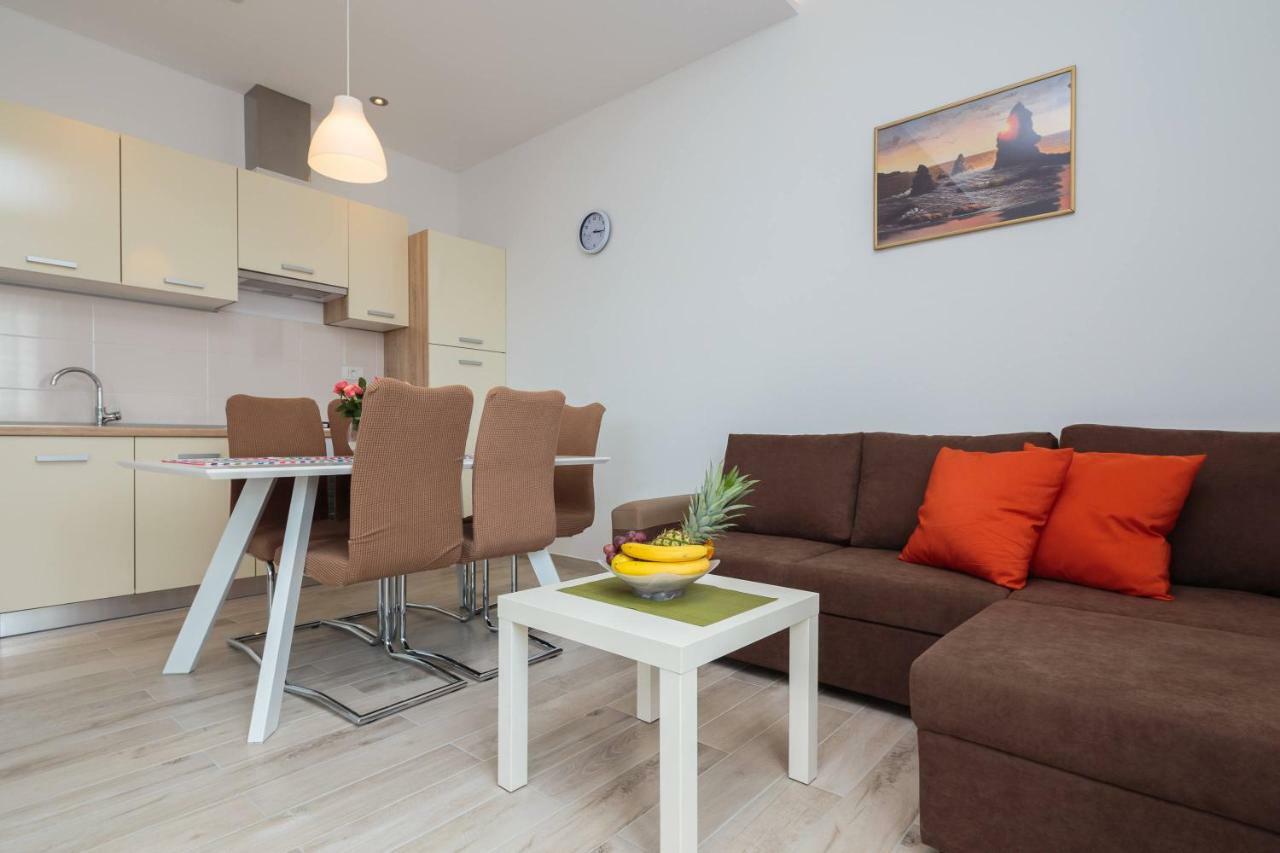 Apartmani Ujakovic Каштела Экстерьер фото
