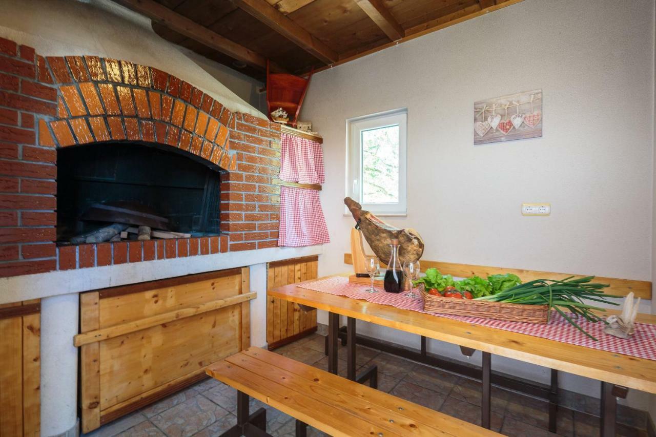 Apartmani Ujakovic Каштела Экстерьер фото
